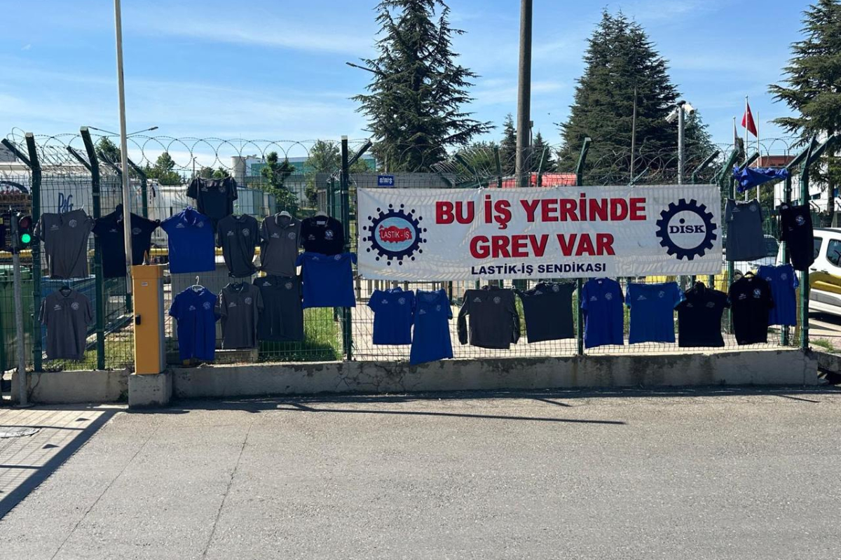 P&G işçileri sefalet zammına karşı direnişte: İş kıyafetlerini fabrikanın tellerine astılar