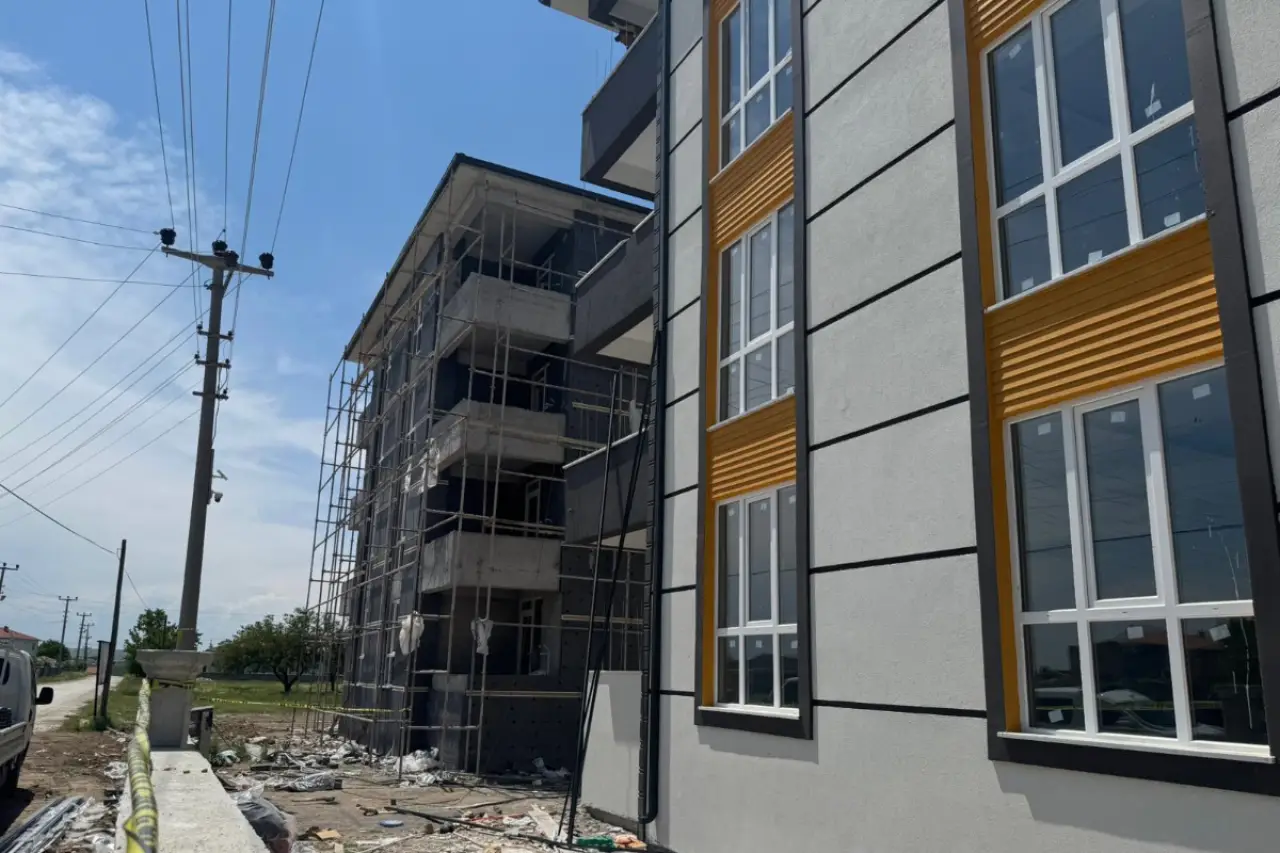 Elektrik akımına kapılan işçi inşaattan düştü