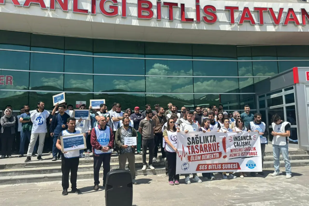 Bitlis'te sağlık emekçileri çalışma koşullarına tepki gösterdi: Personel açığı kapatılmalıdır