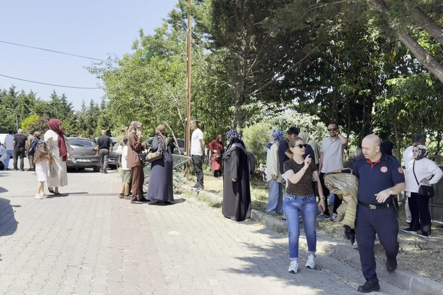 Büyükçekmece’de sürücü araçla velilerin arasına daldı: 2’si çocuk 6 yaralı