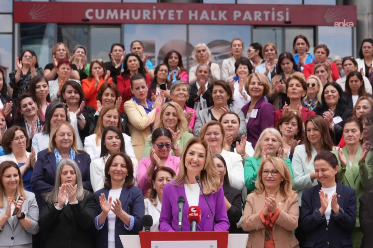 CHP'nin eski il kadın kolları başkanlarından Özel'e destek açıklaması