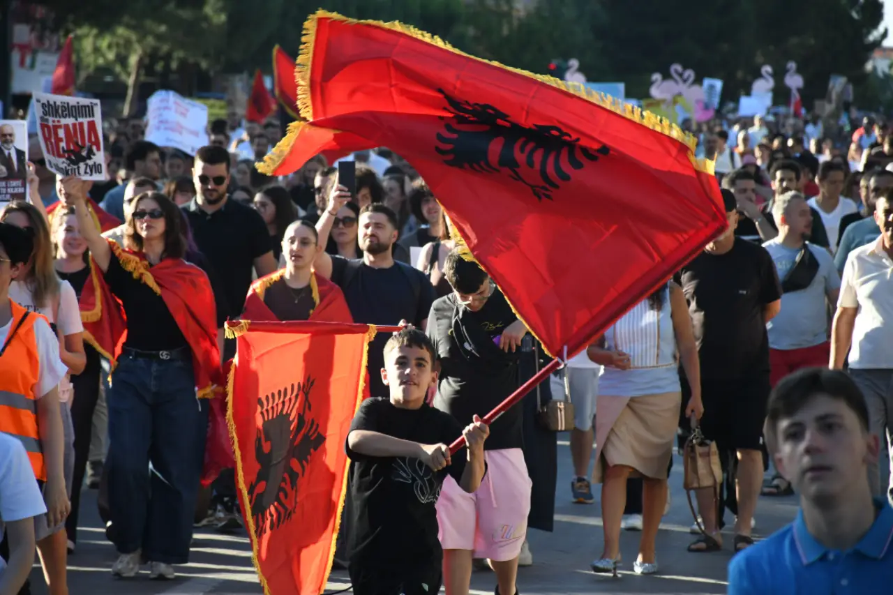 Arnavutluk halkı isyanda: Yağmaya karşı onur savaşı