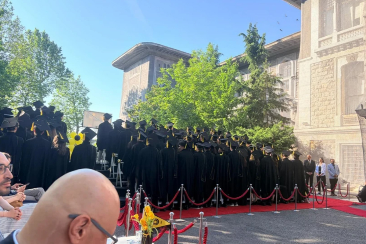 10 yıl sonra farklı nesil, aynı okul, aynı protesto: Mezuniyet töreninde müdüre sırtlarını döndüler