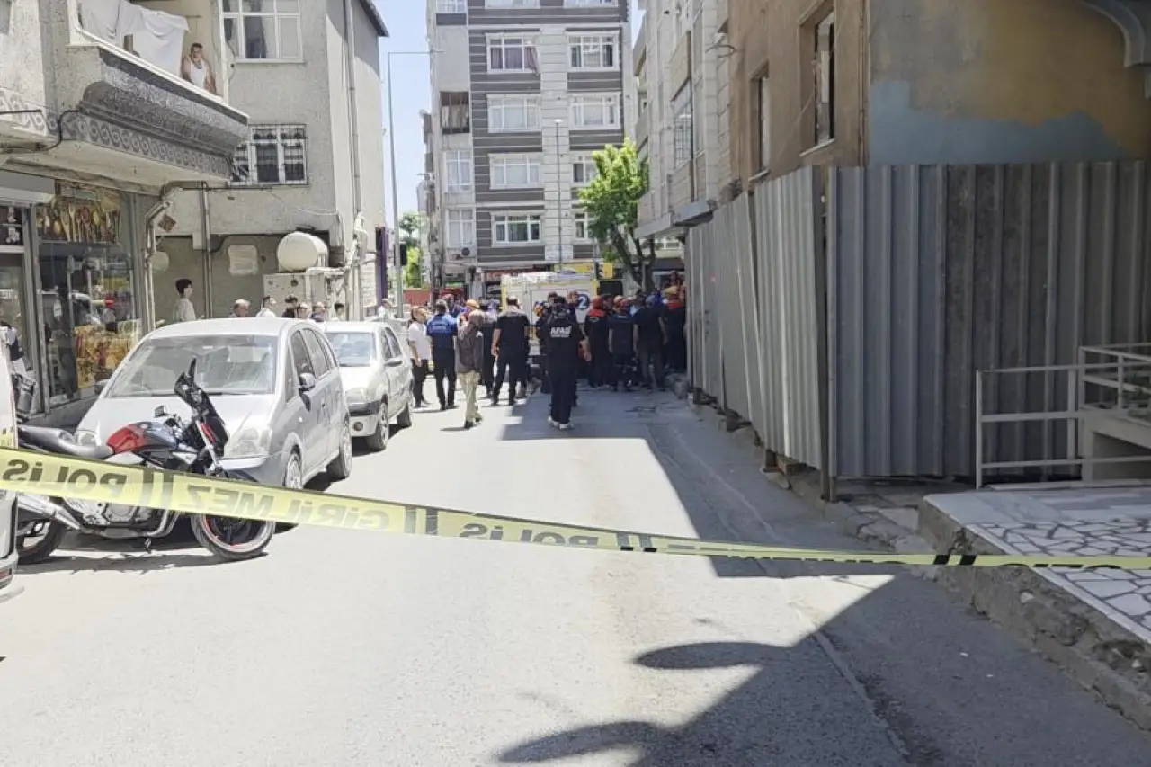 Küçükçekmece'de iş kazası: Yıkımı yapılan binada kısmi çökme