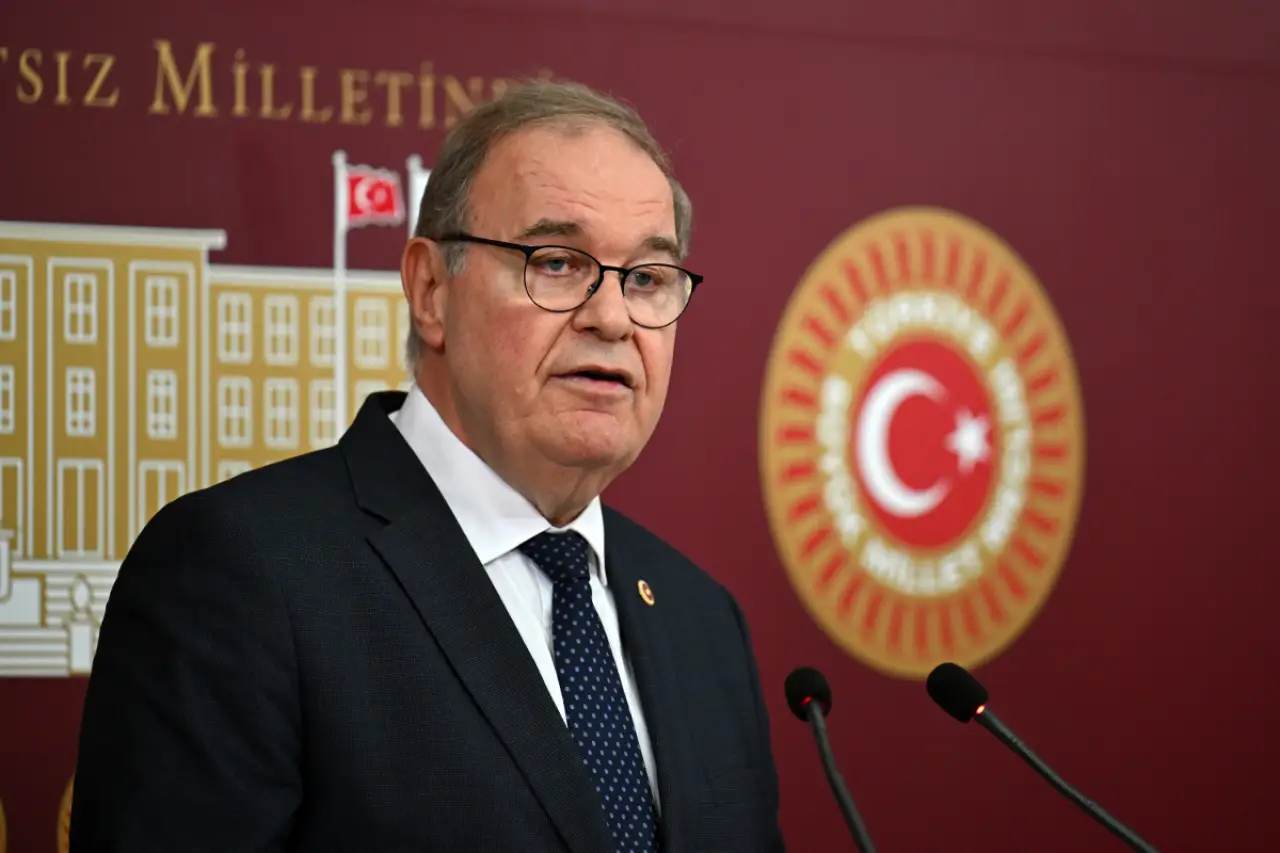 CHP’li Faik Öztrak’tan Özgür Özel’e sert sözler: 'Erdoğan’ın ayağına kırmızı halı serdiler, Külliye’den garantiler aldılar'
