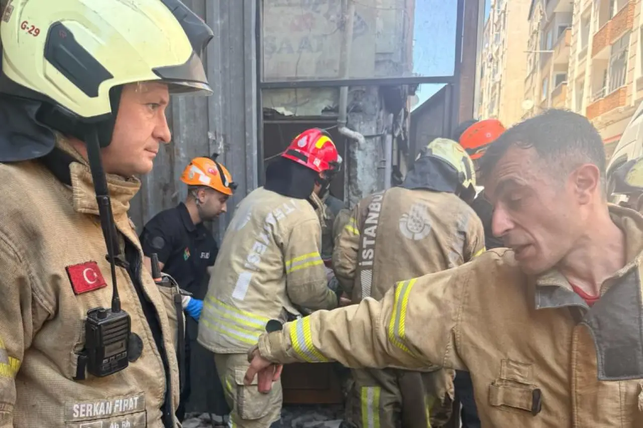 Küçükçekmece'de iş cinayeti: Yıkımı yapılan binada kısmi çökmede 1 işçi hayatını kaybetti, 2 işçi yaralandı