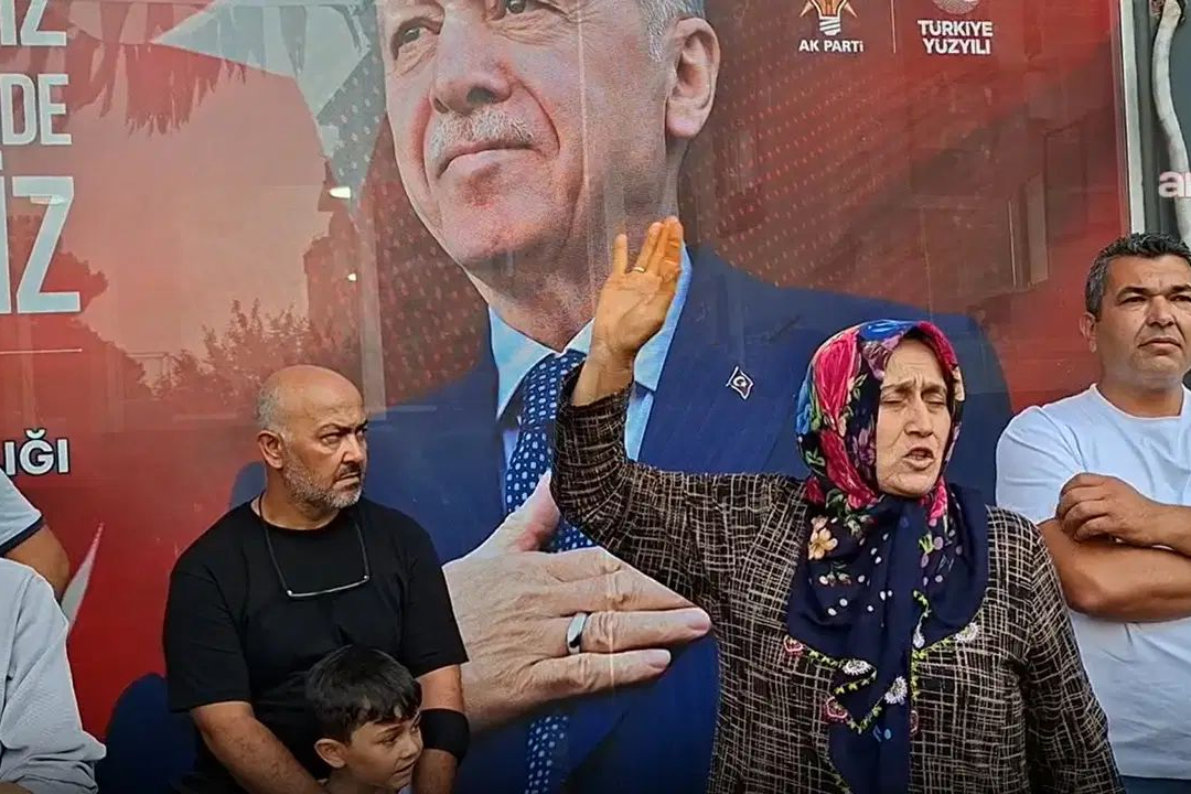 Osmaniye’de yurttaşlar AKP İl binasına dayandı: Depremde de kimsesizlik şimdi de kimsesiz
