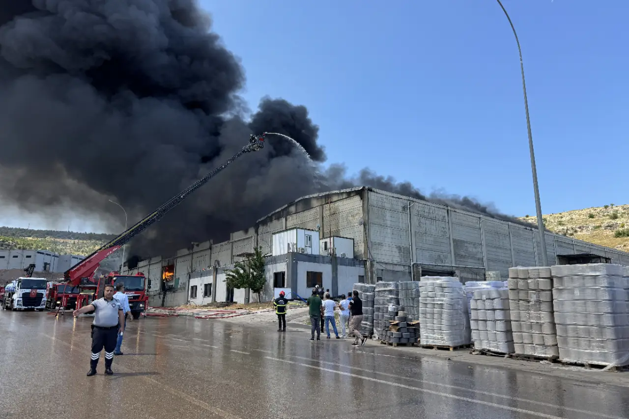 Antep'te tekstil fabrikasında yangın çıktı