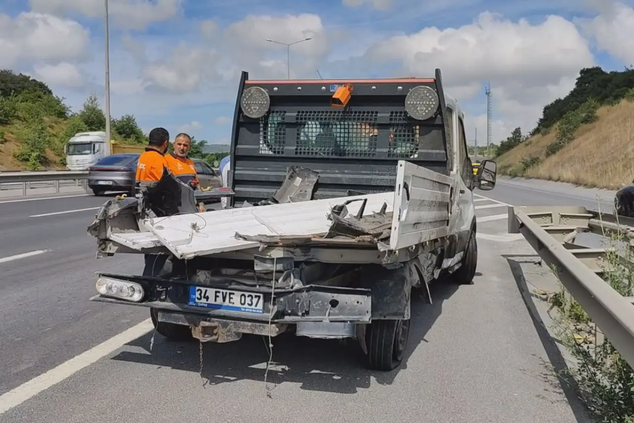 Eyüpsultan'da yol bakım kamyonetine minibüs çarptı: 6 kişi y