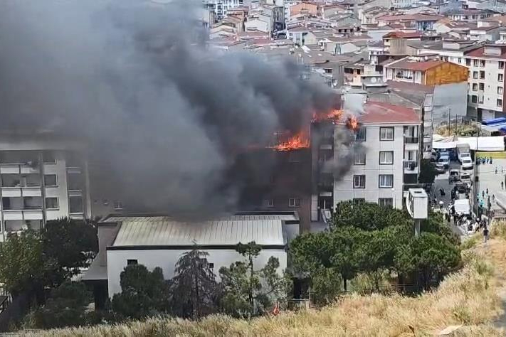 Okulun öğrencileri tahliye edildi: 5 katlı binanın çatısında yangın; alevler 3 binanın çatısına sıçradı