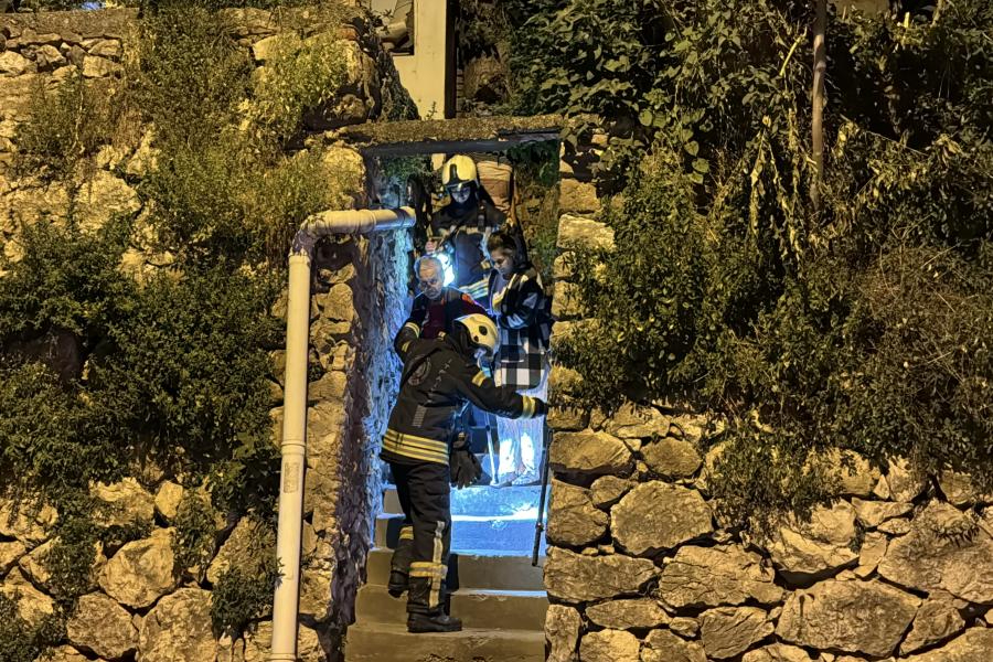 Kocaeli'de bir dairenin mutfak tavanındaki sıvanın düşmesi üzerine 2 katlı bina tahliye edildi
