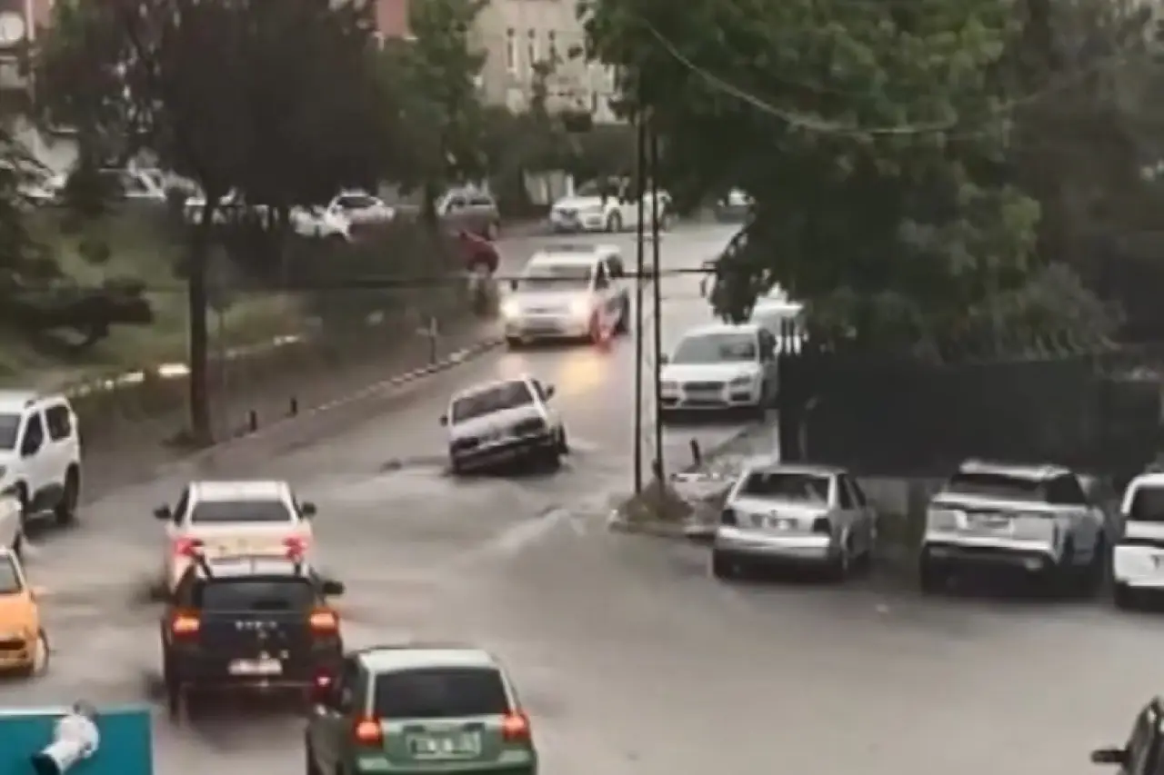 Ankara'da sağanak yağış: Yollar göle döndü, ulaşım aksadı