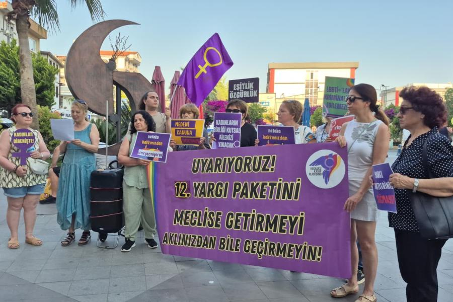Kuşadası Kadın Platformu: Nafaka hakkının engellenmesine, ırkçılığa ve cinsiyetçiliğe hayır