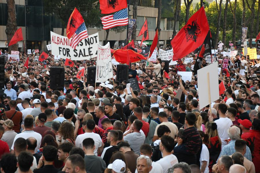 Arnavutluk'ta halk eylemleri 11'inci gününde sürüyor: 'Arnavutluk satılık değildir'