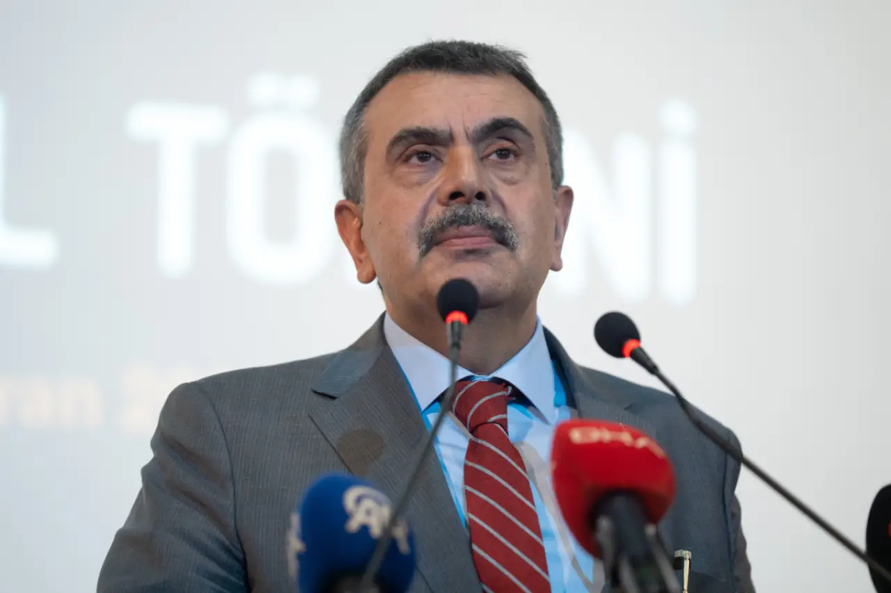 Bakan Tekin eğitimde planlanan değişiklikleri açıkladı: Ara tatiller sürecek, zorunlu eğitim tartışması gündemde