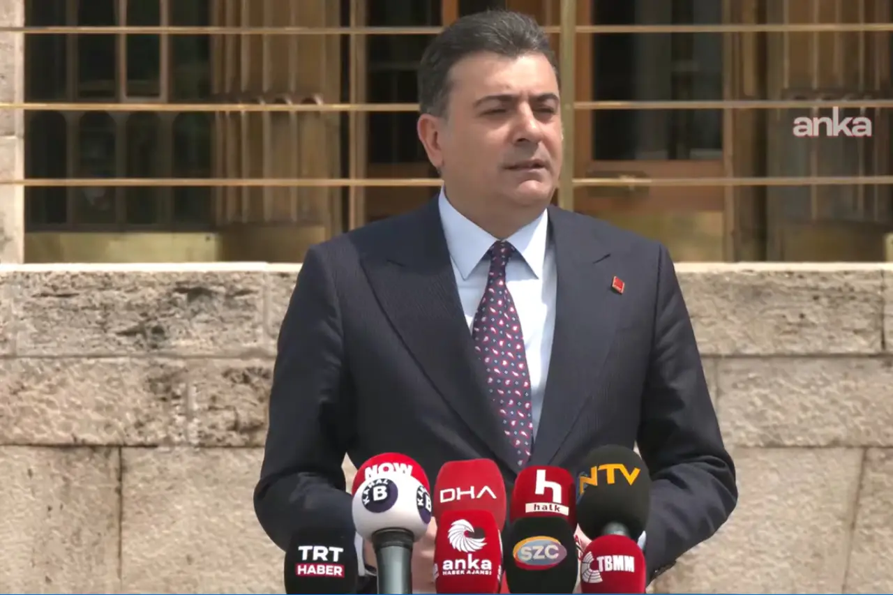 Özel yönetiminin sözcüsü Zeynel Emre'den açıklama: '28 üye PM'den istifa etti, kurultay zorunlu hale geldi'