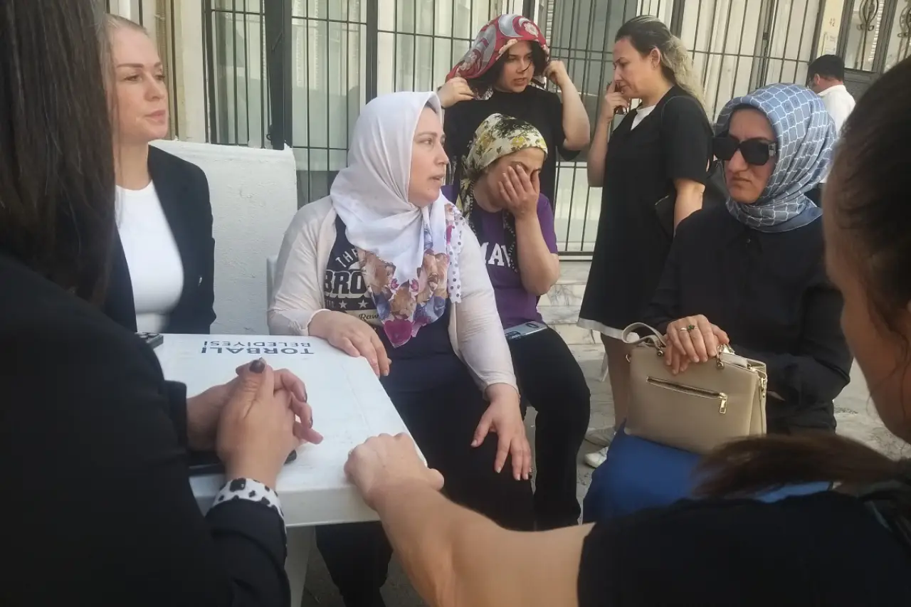Evinde ölü bulunan öğretmenin cenazesinde ailesinden Eğitim Bir Sen'e tepki