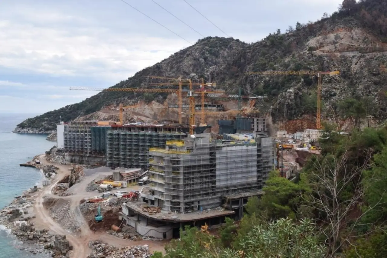 Mahkeme kararına rağmen Sinpaş Milli Park'ta otel inşaatını 