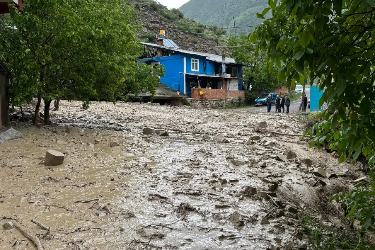 Erzurum'da heyelan: Dört mahallenin yolu ulaşıma kapandı