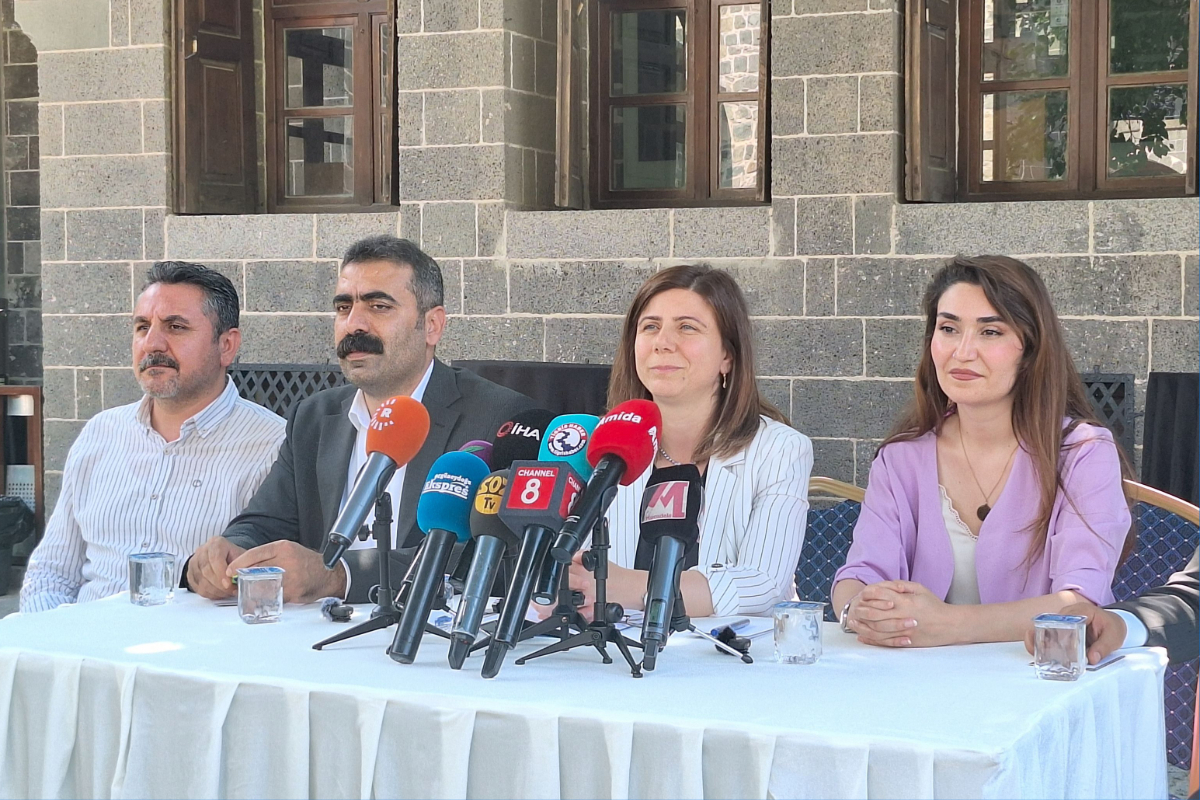 Eş başkanlar Sur’daki sorunlara dikkat çekti: 'Çözmek için adım atıyoruz, bu tarihe bir bütün olarak bakıyoruz'