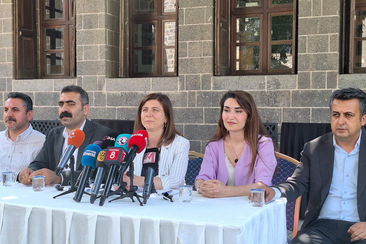 Eş başkanlar Sur ilçesindeki sorunlara dikkat çekti: Sur'da yaşanan sorunları çözmek için adım atıyoruz