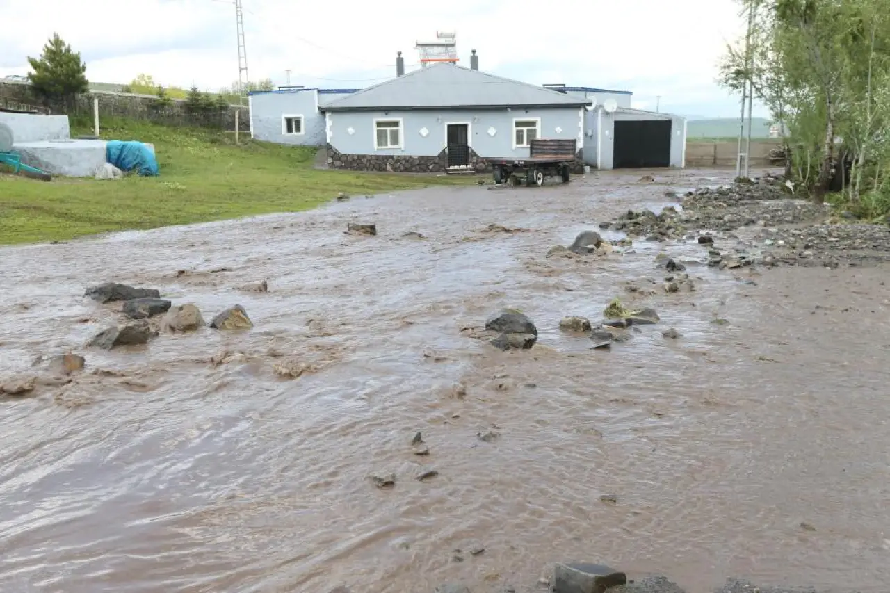 Kars'ta sel 5 köyde hasara yol açtı