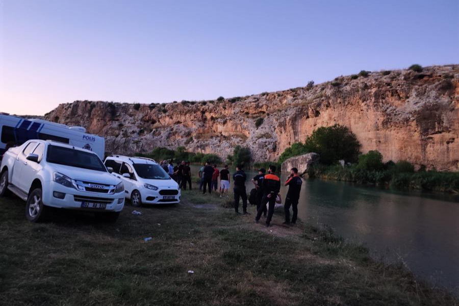 Adıyaman'da girdiği çayda akıntıya kapılan genç için arama çalışması başlatıldı