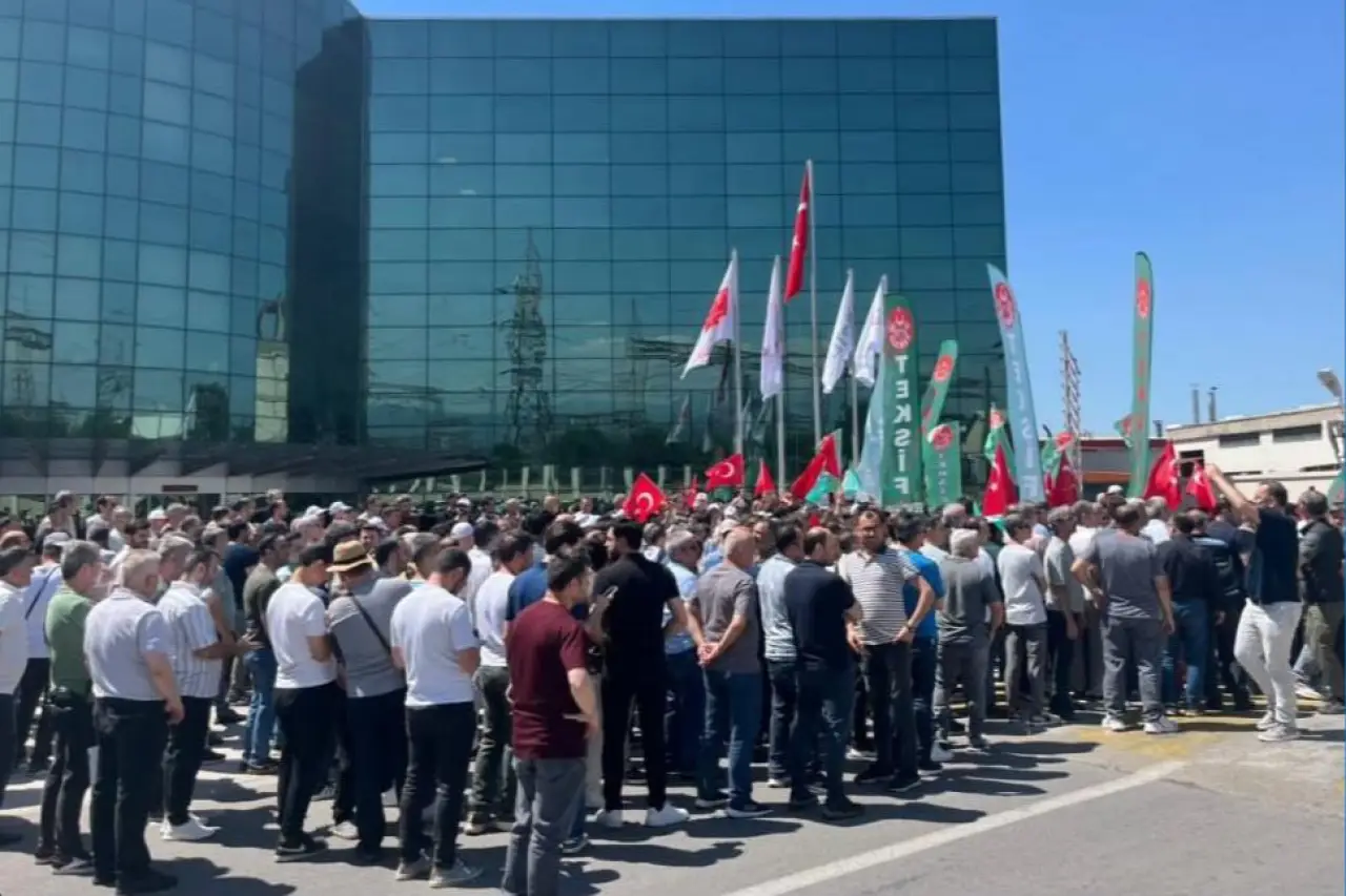 Korteks fabrikasında sözleşme süreci tıkandı: İşçiler fabrika önünde eylem yaptı