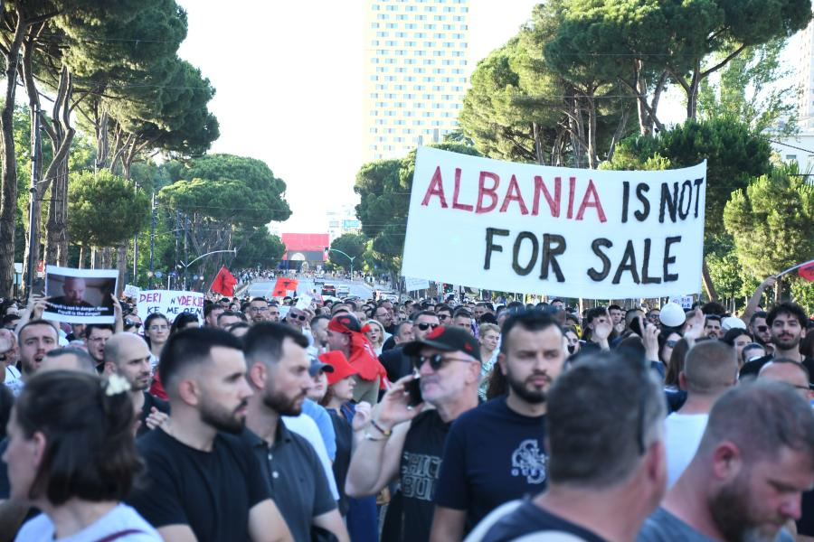 Arnavutluk'ta halk eylemi 13'üncü gününde sürüyor: 'Arnavutluk'un satılığa çıkarılmasını istemiyoruz'