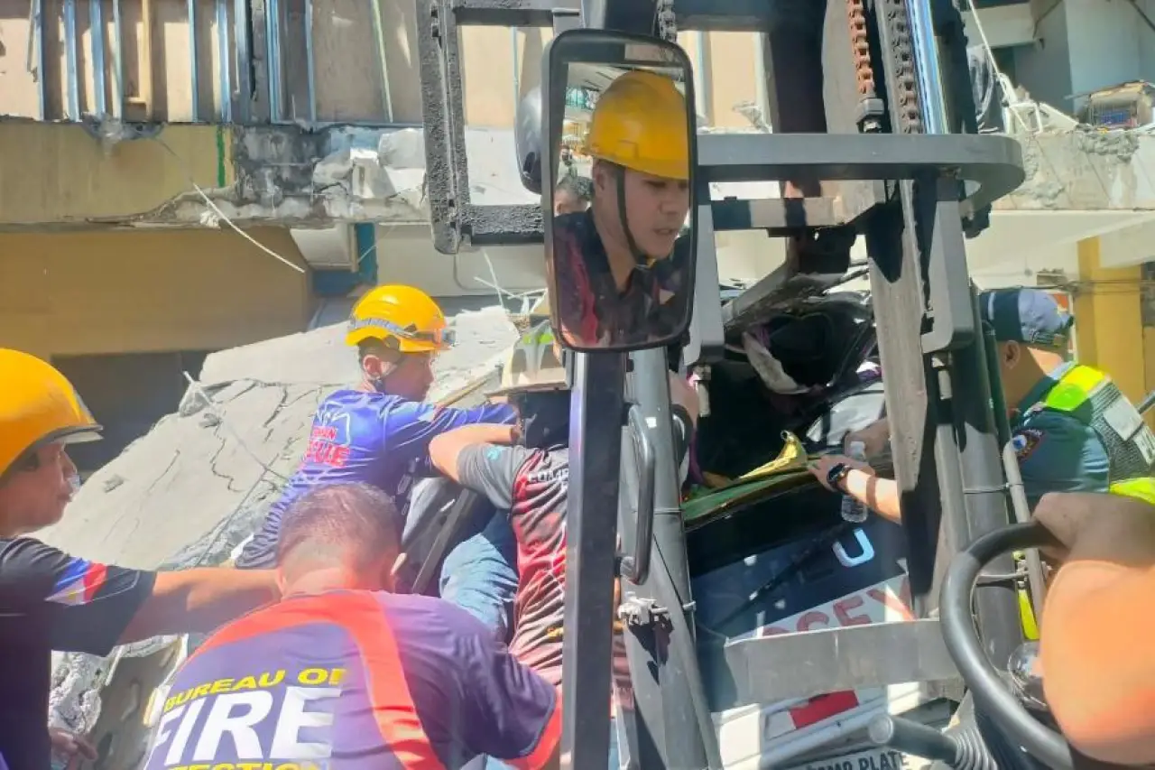 Filipinler'de meydana gelen 7,8 büyüklüğündeki deprem: Ölü sayısı 61'e yükseldi