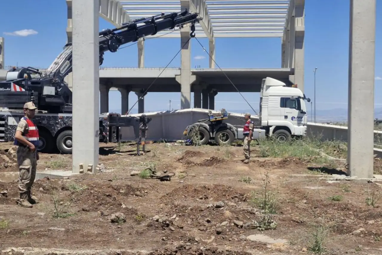 Diyarbakır’da fabrika inşaatında iş cinayeti: Üzerlerine beton blok düşen işçilerden 1’i hayatını kaybetti, 1’i yaralı