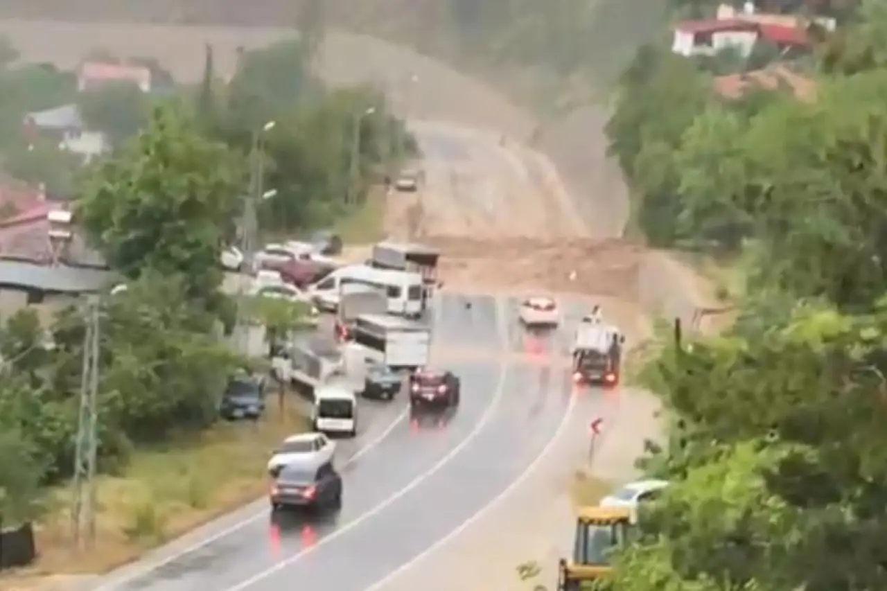 Feke-Kozan kara yolu sel ve heyelan nedeniyle ulaşıma kapandı