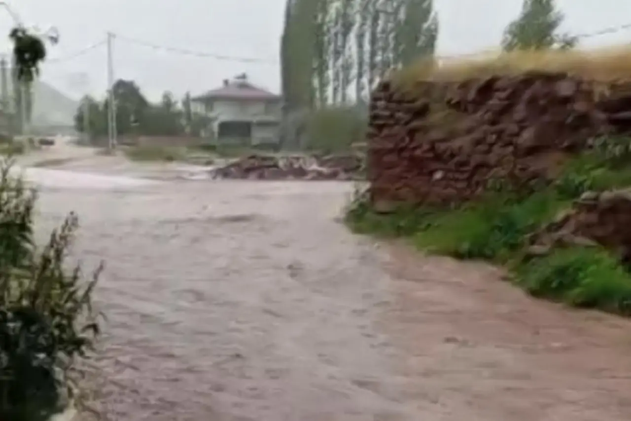 Sivas'ta sağanak ve dolu yağışı: Tarım arazileri zarar gördü