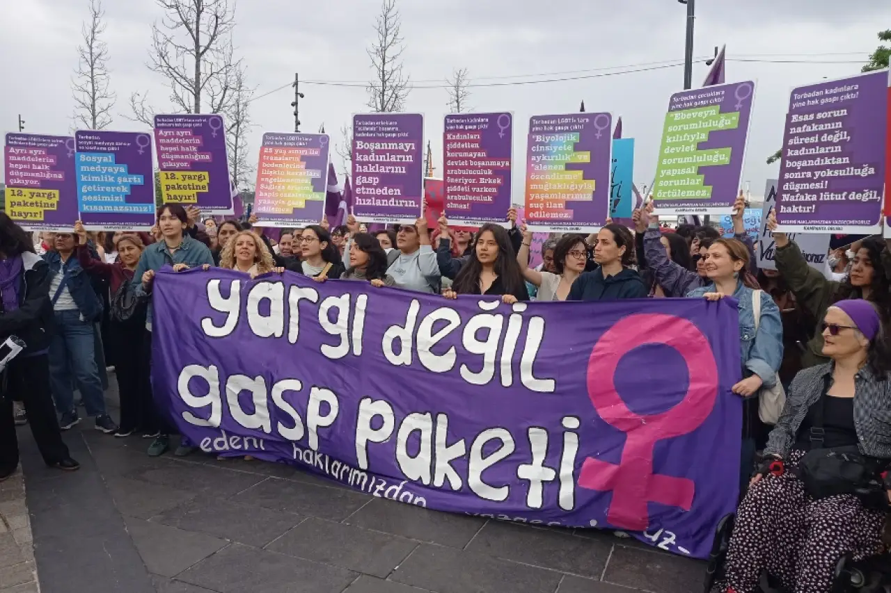 İstanbul'da kadınlardan 12. Yargı Paketi'ne tepki: 'Mücadeleyle kazandığımız haklardan vazgeçmeyeceğiz'