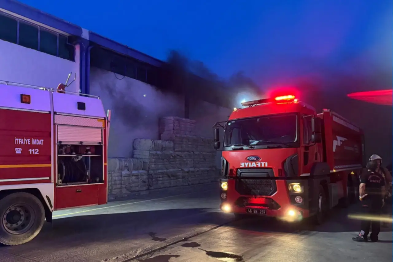 Maraş'ta tekstil fabrikasında yangın: Bir işçi ve bir itfaiye eri dumandan etkilendi