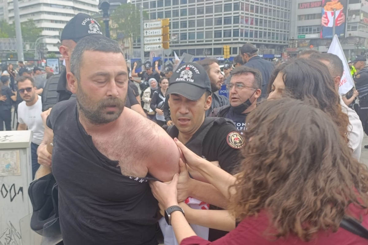 Meclis önünde açıklama yapmak isteyen öğretmenlere polis müdahalesi