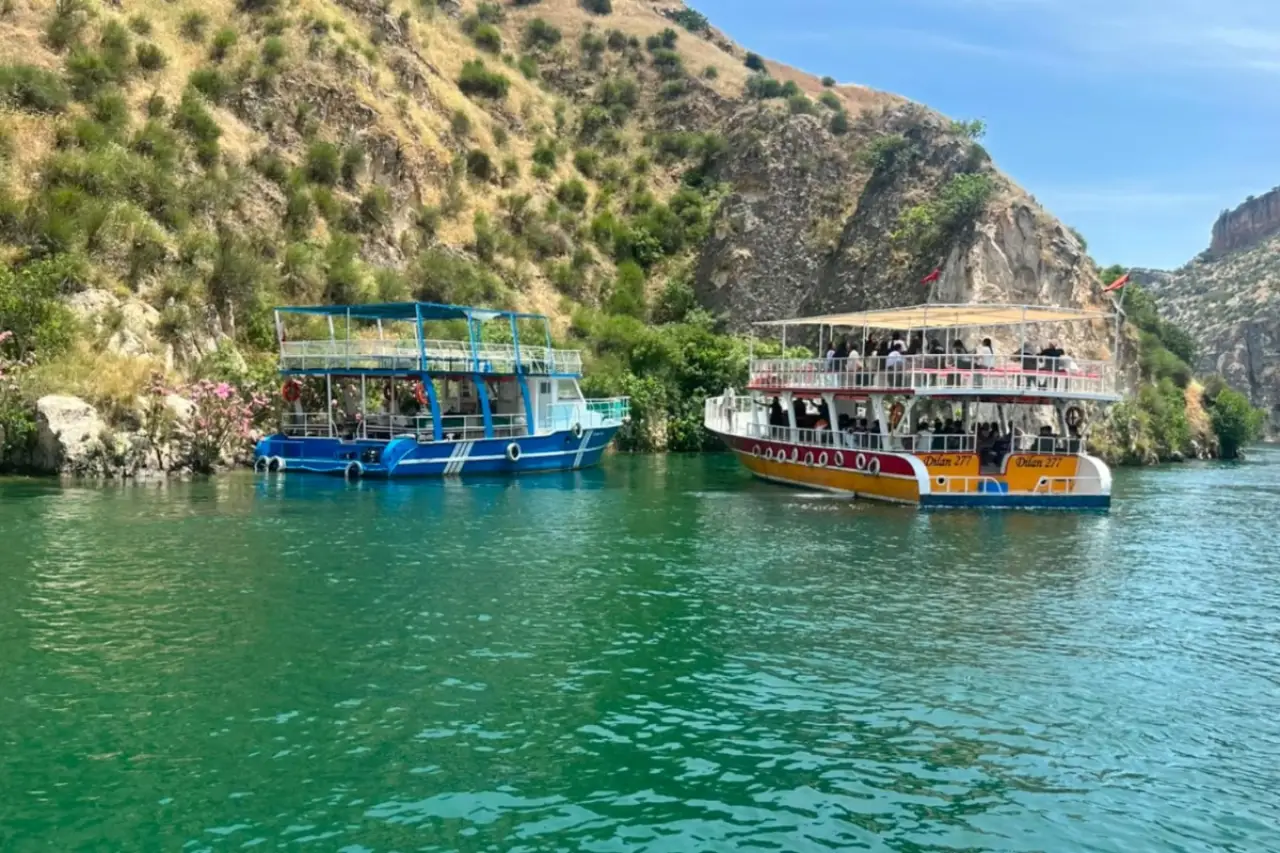Halfeti'de tur teknesi arızalanıp sürüklendi: 40 yolcu tahliye edildi