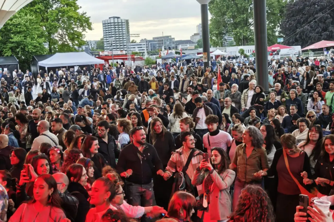DIDF’in Köln Festivali emek ve barışı buluşturdu: Binlerce kişi Tanzbrunnen’de bir araya geldi