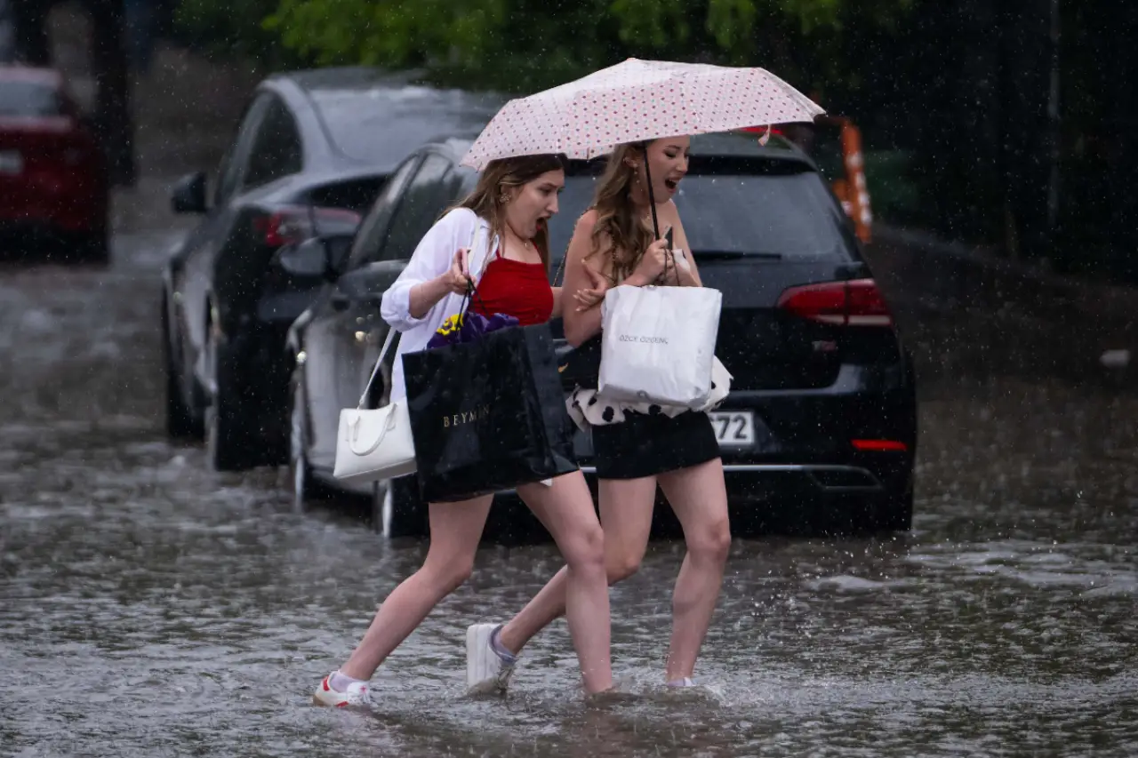 Sıcaklıklar artıyor, doğuda sağanak sürüyor: Meteoroloji hangi iller için kuvvetli yağış uyarısı yaptı?
