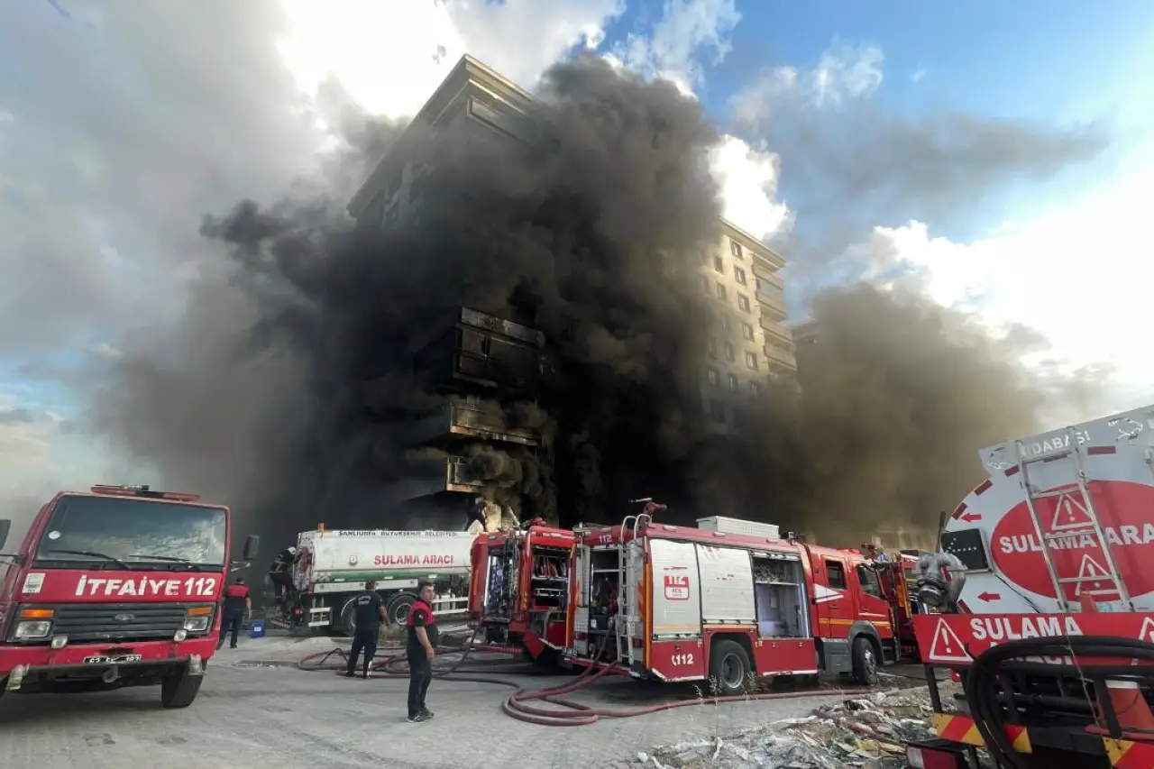 Urfa'da 10 katlı binada yangın