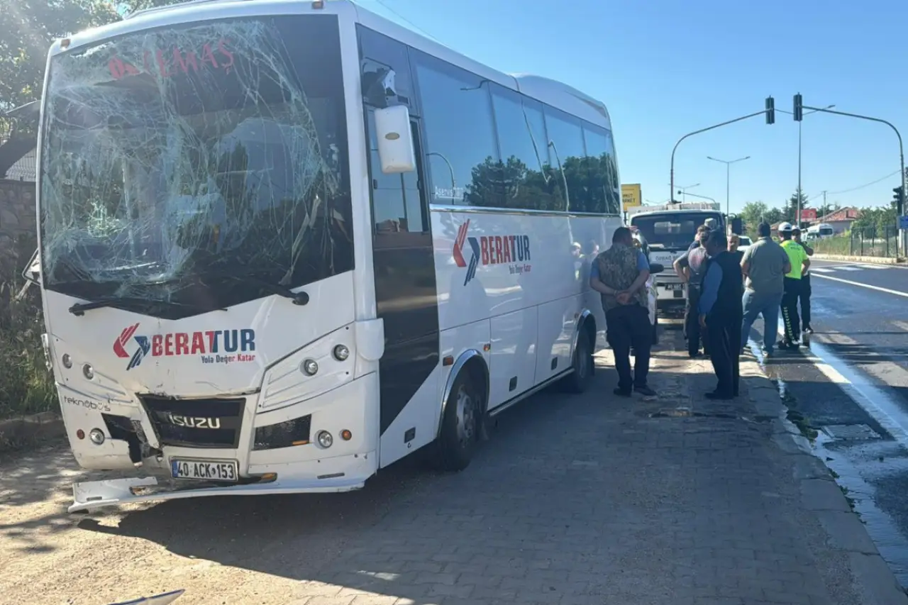Kırşehir'de işçi servisleri çarpıştı: 17 işçi yaralandı