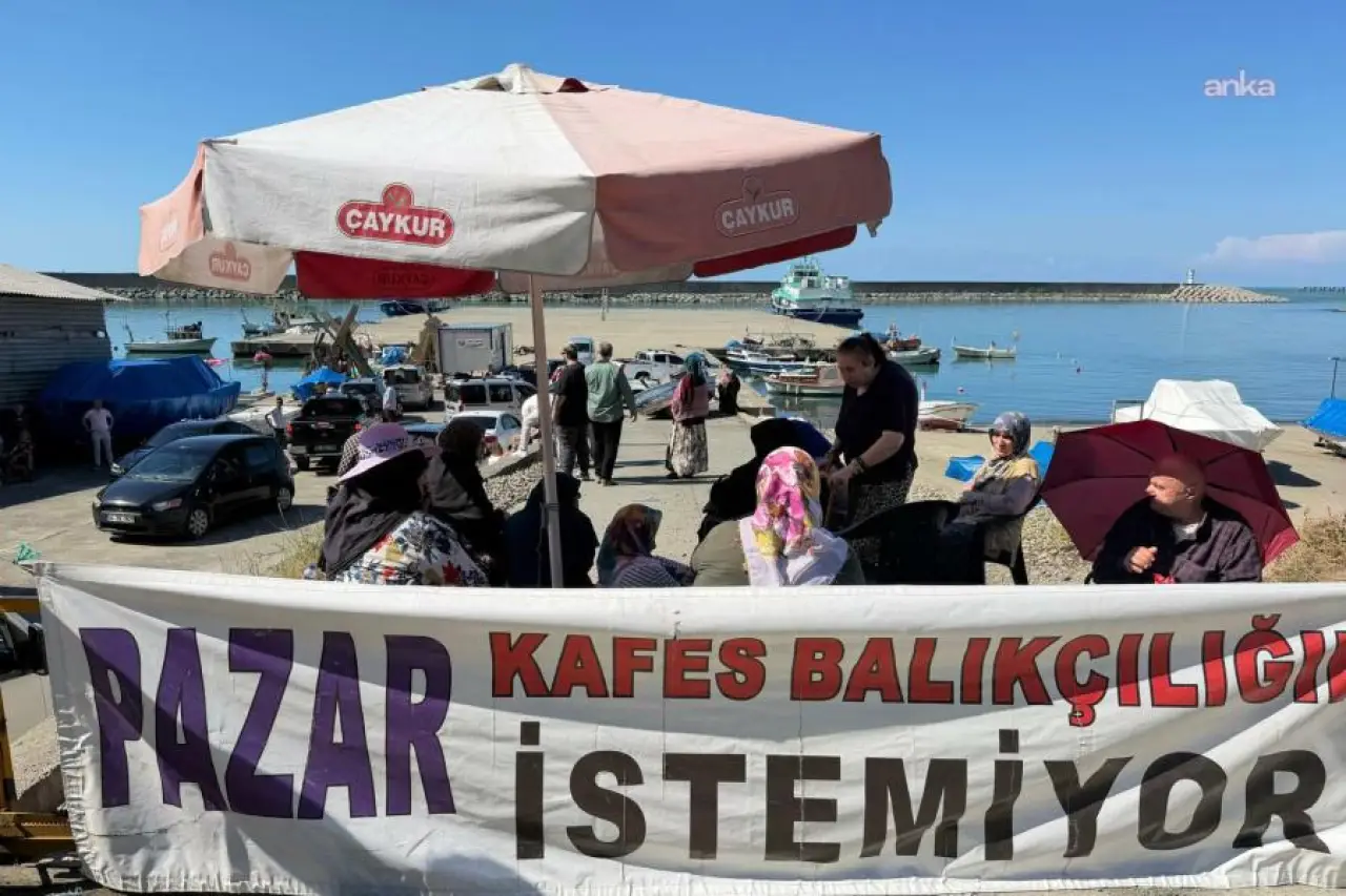 Rize'nin Pazar ilçesinde balıkçılar, kafes balıkçılığı projesine karşı nöbet eylemi başlattı