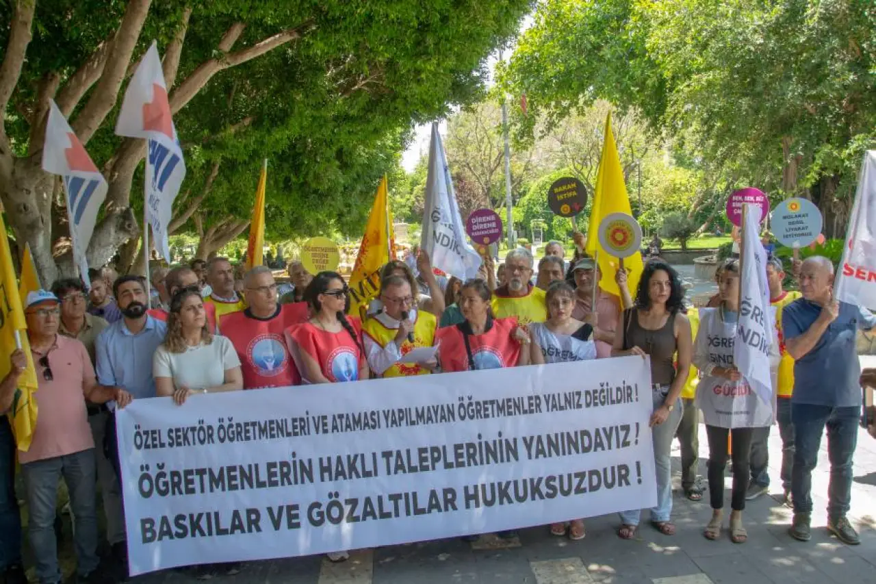 Adana’da öğretmenlerden “Sözler tutulsun” çağrısı: “Taban maaş, güvence ve mülakat mağduriyeti giderilsin”