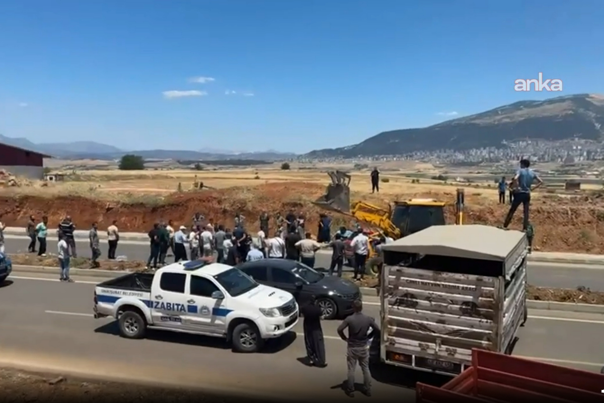 Maraş'ta evlerine yıkım kararı verilen mahalle sakinleri yolu kapattı: 'Elektrik, su, doğal gaz verdiniz; şimdi evlerimizi yıkmak istiyorsunuz'