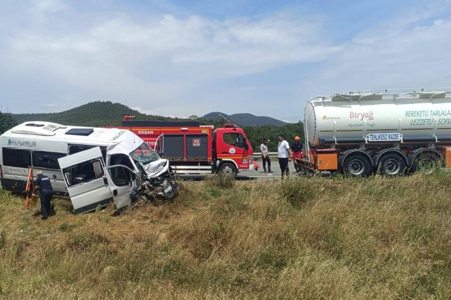 Edirne'de personel servisi, tankere arkadan çarptı: 16 kişi yaralandı