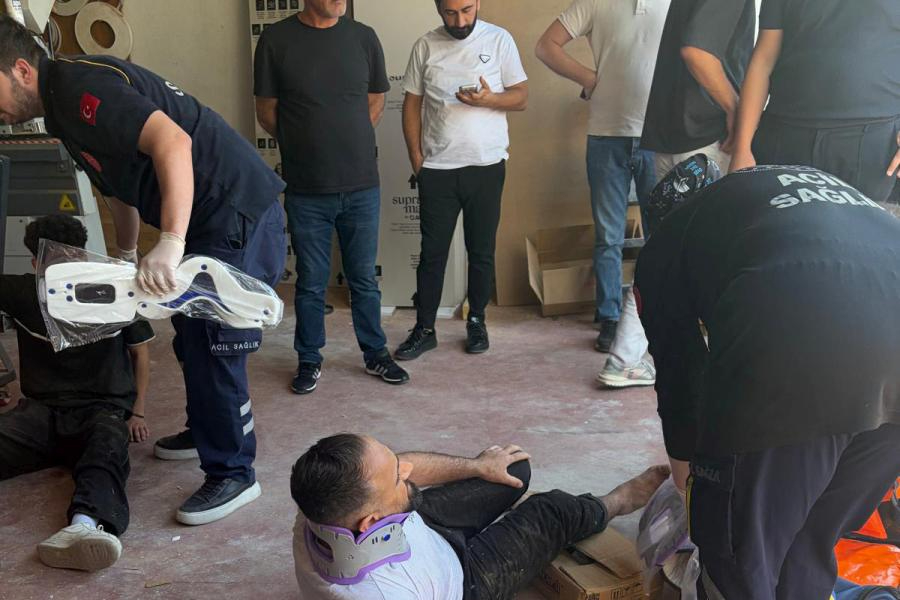 Yapı malzemeleri deposunda iş kazası: Yük asansörünün halatı koptu; 6 işçi yaralandı
