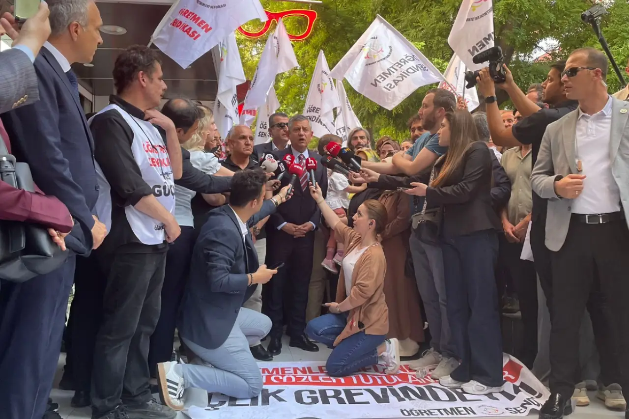 Özgür Özel, Ankara'daki öğretmenleri ziyaret etti: Öğretmenlerin mücadelesinin yanındayız