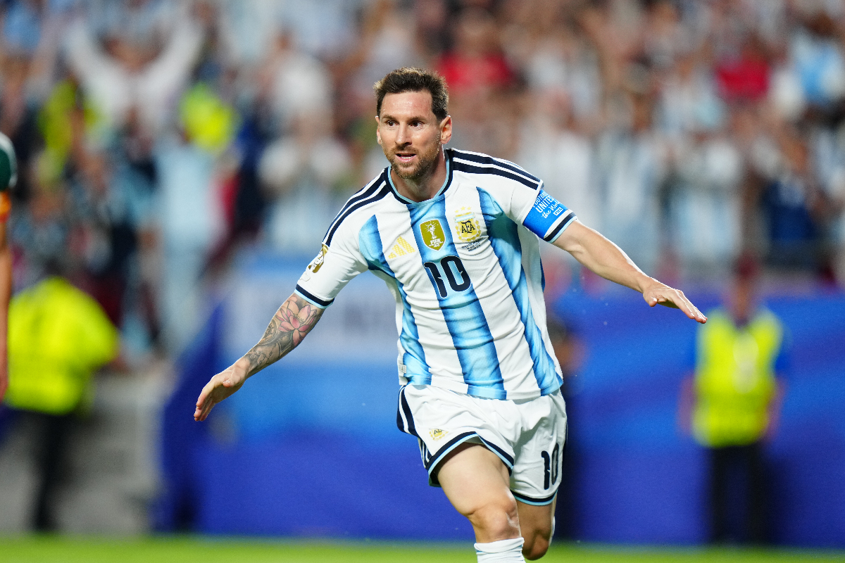Arjantin, Cezayir'i 3 golle geçti: Hat-trick yapan Messi, çifte rekorla tarihe geçti