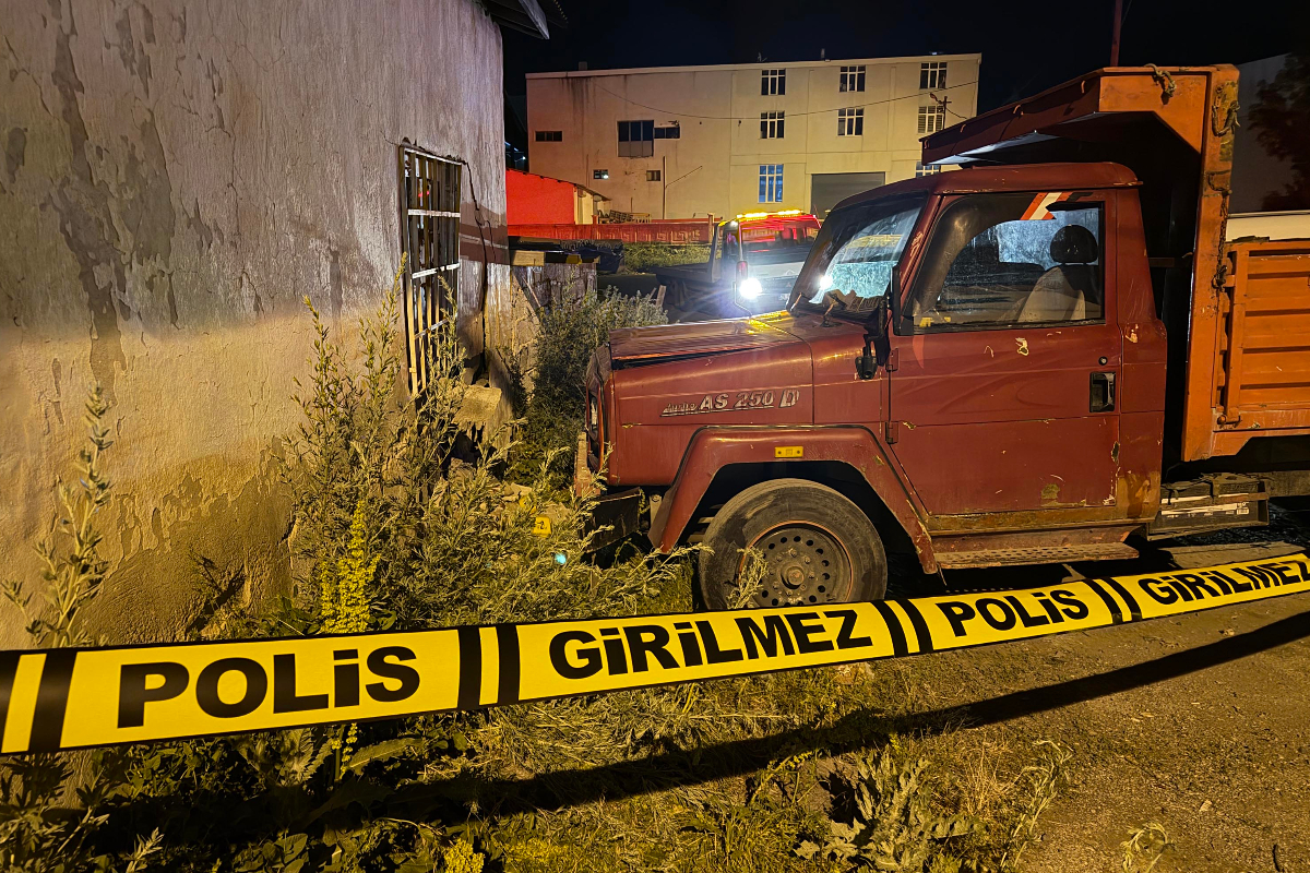 Evin duvarı ile kamyonet arasında sıkışan 5 yaşındaki çocuk hayatını kaybetti