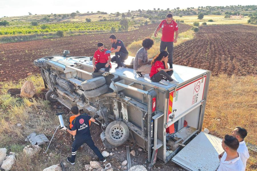 Mardin'de Kızılay'ın aracı devrildi: 1'i doktor, 4 yaralı